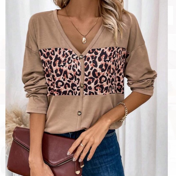 🆕NEW!🛍️Leopard Print Colorblock Top 🐾 - Picture 2 of 4